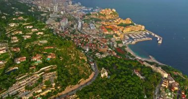 Monako 'nun havadan görünüşü, Fransa yakınlarındaki Fransız Rivierası' ndaki Port de Fontvieille..