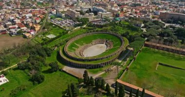 Pompei Amfitiyatrosunun havadan görünüşü, hayatta kalan en eski Roma amfitiyatrosudur. Pompeii, İtalya.