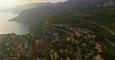 Monako yakınlarındaki Fransız Rivierasında Kaptan DAil 'in hava görüntüsü.