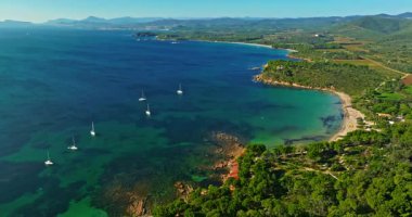 Saint Tropez, Cote dAzur, Fransa yakınlarındaki güzel bir yere demirlemiş yatların hava manzarası.