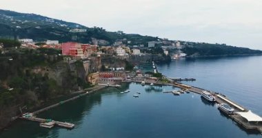 Güney İtalya 'daki Akdeniz kıyısındaki Napoli Körfezi' ndeki Sorrento şehri ve sahil manzarası.
