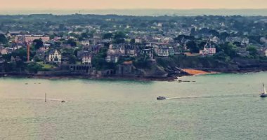Saint Malo 'nun havadan görünüşü, Brittany France. Sahil şeridini kaplayan tarihi Saint Malo binaları. İnsansız hava aracı şehrin ve ortaçağ kalesinin üzerinde uçuyor. Katedral çan kulesi olan Saint-Malo eski şehri.