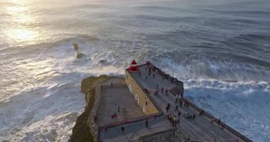 Nazare Deniz fenerinin hava manzarası. Dünyanın en büyük dalgaları çarpıcı deniz fenerinin kayalarına çarpıyor. Portekiz.