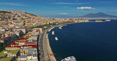 Napoli, İtalya 'nın tarihi merkezinin havadan görünüşü. Arka planda Vesuvius volkanı var..