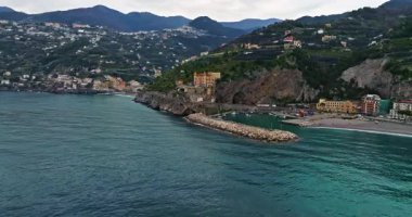 Maiori tatil köyünün havadan görünüşü, Amalfi sahili, İtalya.