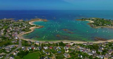 Atlantik Okyanusu 'nun muhteşem kayalık kıyıları gün batımında Fransa' daki Bretagne 'nın havadan görünüşü.