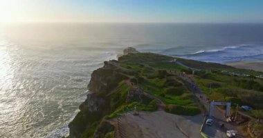 Okyanus kıyısının kenarında ikonik deniz feneri olan havadan görüntüsü. Portekiz 'de Atlantik' in güzel doğası.
