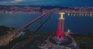 Lizbon 'daki Kral İsa' nın günbatımında Lizbon, Portekiz 'de katolik anıtı üzerindeki hava görüşü. Gece ya da akşam Sığınak 'ın kırmızı arka planı ve güzel bir akşam manzarası.