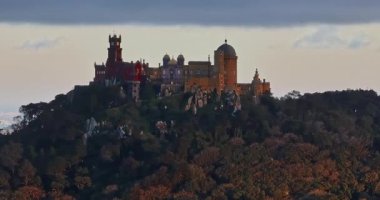 Günbatımında renkleri olan Sintra 'daki Pena Sarayı' nın hava manzarası.
