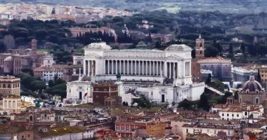 Ulusal Victor Emmanuel Anıtı 'nın Roma şehrindeki hava manzarası. Piazza Venezia 'daki Altare della Patria' nın çekimini yapıyorum. Roma 'nın tarihi merkezinin ünlü ikonik anıtı.