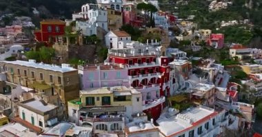 Positano 'nun havadan görünüşü, Amalfi. Güney İtalya 'daki ünlü Positano tatil köyünün renkli evleri..