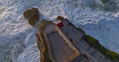 Nazare Deniz fenerinin hava manzarası. Dünyanın en büyük dalgaları çarpıcı deniz fenerinin kayalarına çarpıyor. Portekiz.