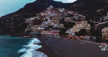 Positano 'nun havadan görünüşü. Meşhur renkli evler. İtalya, Amalfi Sahili 'nde muhteşem bir mimari..