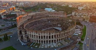 Günbatımında Colosseum 'un ikonik antik arenasının havadan görünüşü. Roma, İtalya 'nın göbeğinde Flavian amfitiyatrosu.