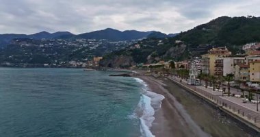 Maiori tatil köyünün havadan görünüşü, Amalfi sahili, İtalya.