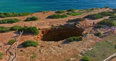 Benagil Mağarası 'nın havadan görünüşü, Portekiz, Algarve' deki dairesel uçurum üstü delikten görülüyor..
