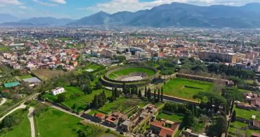 Pompei 'nin havadan görünüşü. Pompeii, İtalya 'da büyük ölçekli bir arkeoloji kompleksi olan büyük bir antik Roma kentidir..
