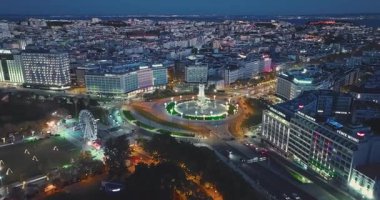 Hava manzaralı Lizbon şehri, gece Pombal Meydanı Markizi. Dolambaçlı Dolaşım 'ın havadan görünüşü. Lizbon, Portekiz.