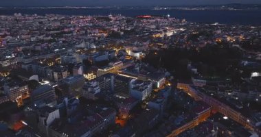 Lizbon ufuk çizgisi Portekiz 'in gece manzarası. Gece Çarpıcı Manzarası.