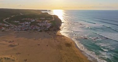 Aljezur Portekiz 'in havadan görünüşü. Gün batımında küçük, rahat, geleneksel bir sörf kasabası.