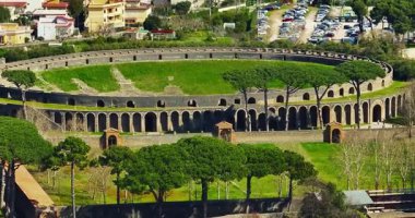 Pompei Amfitiyatrosunun havadan görünüşü, hayatta kalan en eski Roma amfitiyatrosudur. Pompeii, İtalya.