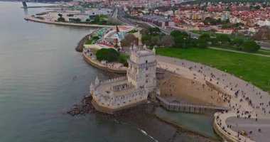 Lizbon 'daki Belem Kulesi' nin hava görüntüsü. Ortaçağ binası, turistik dönüm noktası. Lizbon, Portekiz.