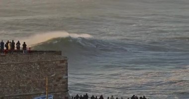Okyanus kıyısının kenarında ikonik deniz feneri olan havadan görüntüsü. Portekiz 'de Atlantik' in güzel doğası.