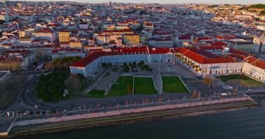 Lizbon Portekiz kıyı şeridinin havadan görüntüsü. Güzel şehir manzarası. Portekiz.