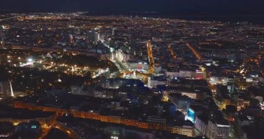 Gece döner kavşağın havadan görünüşü. Lizbon, Portekiz.