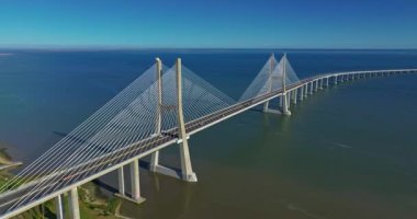 Portekiz, Lizbon 'daki Tagus Nehri' ni geçen Vasco da Gama köprüsünün hava görüntüsü. Modern tasarım.