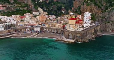 İtalya 'nın ünlü Amalfi Sahili' nin Atrani manzarası. Amalfi sahilinin ünlü turistik beldesi..