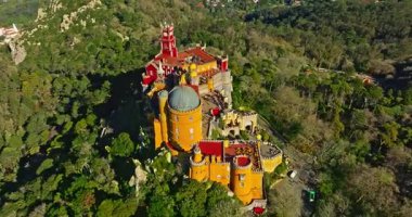 Sintra, Lizbon, Portekiz 'deki ünlü tarihi Pena Sarayı' nın hava manzarası.