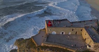 Nazare Deniz fenerinin hava manzarası. Dünyanın en büyük dalgaları çarpıcı deniz fenerinin kayalarına çarpıyor. Portekiz.