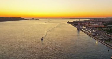 Gün batımında Lizbon Portekiz kıyı şeridi havadan izleniyor. Güzel şehir manzarası. Portekiz.