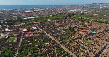 Pompei 'nin havadan görünüşü. Pompeii, İtalya 'da büyük ölçekli bir arkeoloji kompleksi olan büyük bir antik Roma kentidir..