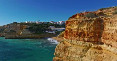 Portekiz, Algarve 'deki kıyı mağaralarının havadan görünüşü. Atlantik Okyanusu 'nun turkuaz suyu olan kaya oluşumları ve fosilleri. Benagil Mağarası.