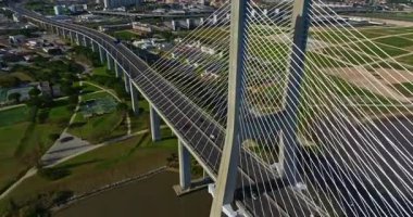 Portekiz, Lizbon 'daki Tagus Nehri' ni geçen Vasco da Gama köprüsünün hava görüntüsü. Modern tasarım.