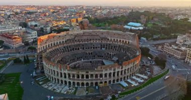 Colosseum 'un uçan insansız hava aracını kuruyorum. Ünlü Antik Roma Arena 'sı. Roma şehir merkezi, İtalya. Kolezyum ve Roma 'daki İmparatorluk Forumları. Colosseum 'un etrafında insansız hava aracı ile güzel bir hava görüntüsü..