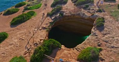 Benagil Mağarası 'nın havadan görünüşü, Portekiz, Algarve' deki dairesel uçurum üstü delikten görülüyor..