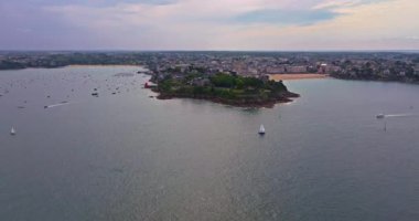 Brittany 'deki Douarnenez limanında hava manzarası. Yatları ve tekneleri olan sessiz bir balıkçı teknesi, Brittany, Fransa.