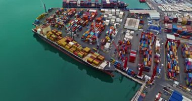 Salerno limanının hava manzaralı konteynırları Vietri sul Mare, Salerno, İtalya.