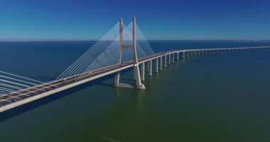 Portekiz, Lizbon 'daki Tagus Nehri' ni geçen Vasco da Gama köprüsünün hava görüntüsü. Modern tasarım.