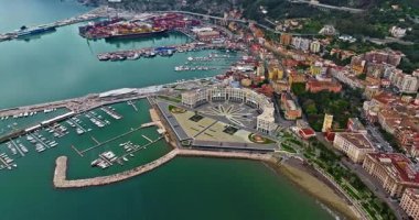 Salerno limanının hava manzaralı konteynırları Vietri sul Mare, Salerno, İtalya.