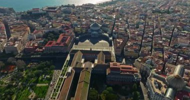 Napoli 'nin havadan görünüşü. Tarihi merkez, tüm şehir manzarası, tarihi yerler ve kilise. İtalya.