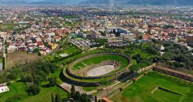 Pompei Amfitiyatrosunun havadan görünüşü, hayatta kalan en eski Roma amfitiyatrosudur. Pompeii, İtalya.