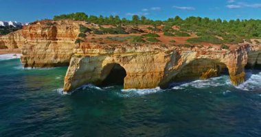 Benagil Mağarası 'nın havadan görünüşü, Portekiz, Algarve' deki dairesel uçurum üstü delikten görülüyor..