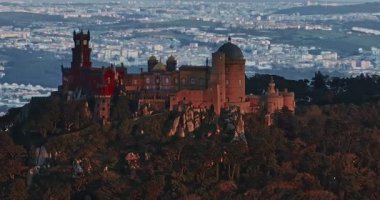 Günbatımında renkleri olan Sintra 'daki Pena Sarayı' nın hava manzarası.