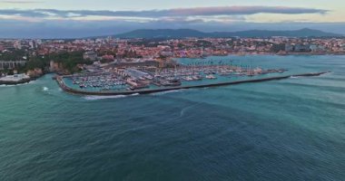 Güneş batana kadar Portekiz 'in Cascais şehrinin panoram manzarası. Portekiz.