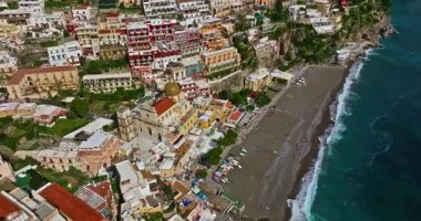 Positano 'nun havadan görünüşü. Marina Grande plajı, belediye binası, Amalfi sahilindeki SantAndrea Duomo çan kulesi, İtalya.