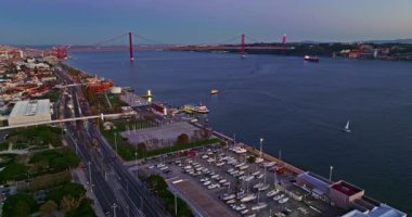 Gün batımında Lizbon Portekiz kıyı şeridi havadan izleniyor. Güzel şehir manzarası. Portekiz.